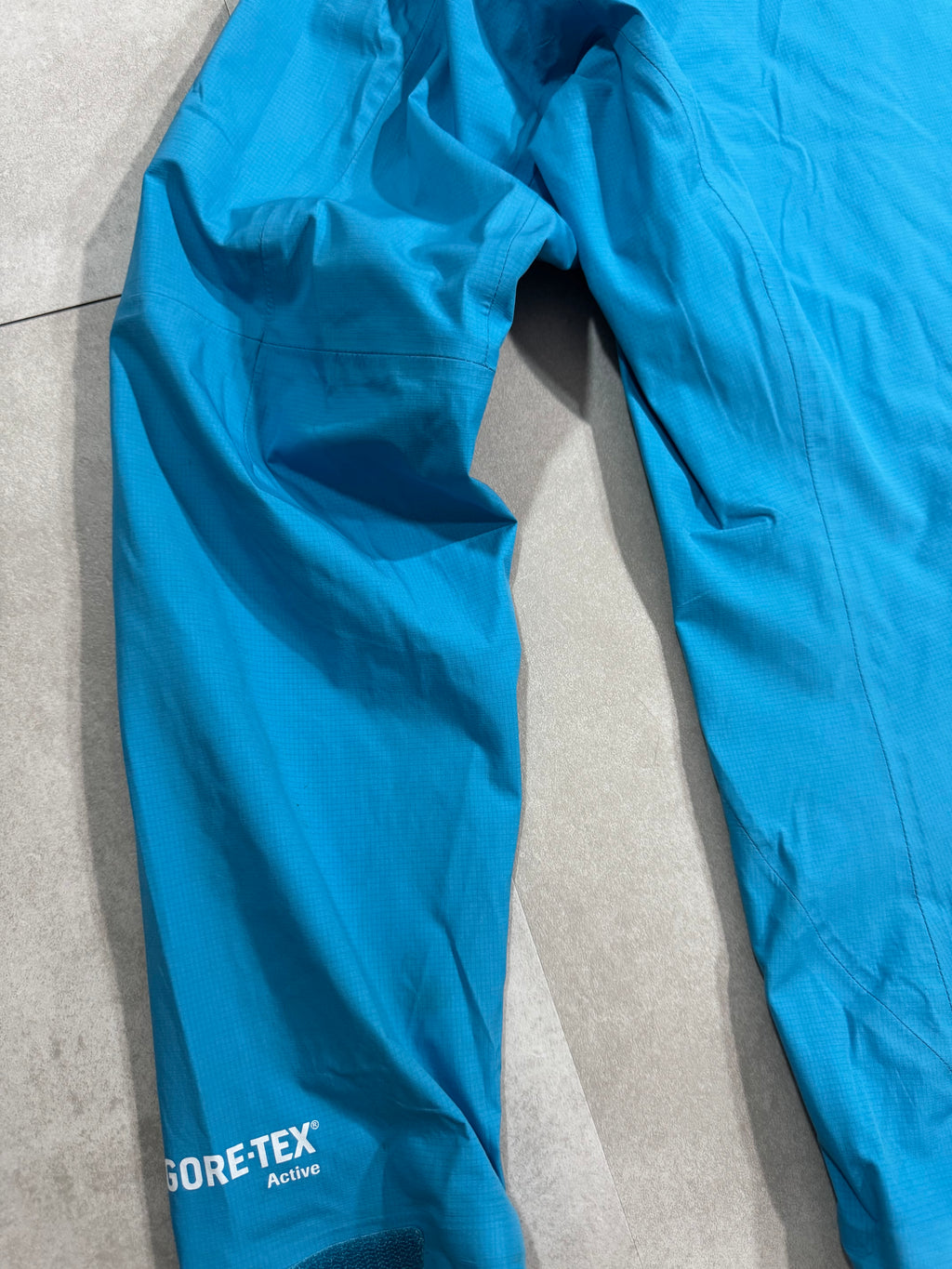 Hardshell 3L Salomon GoreTex
YKK - Taille L